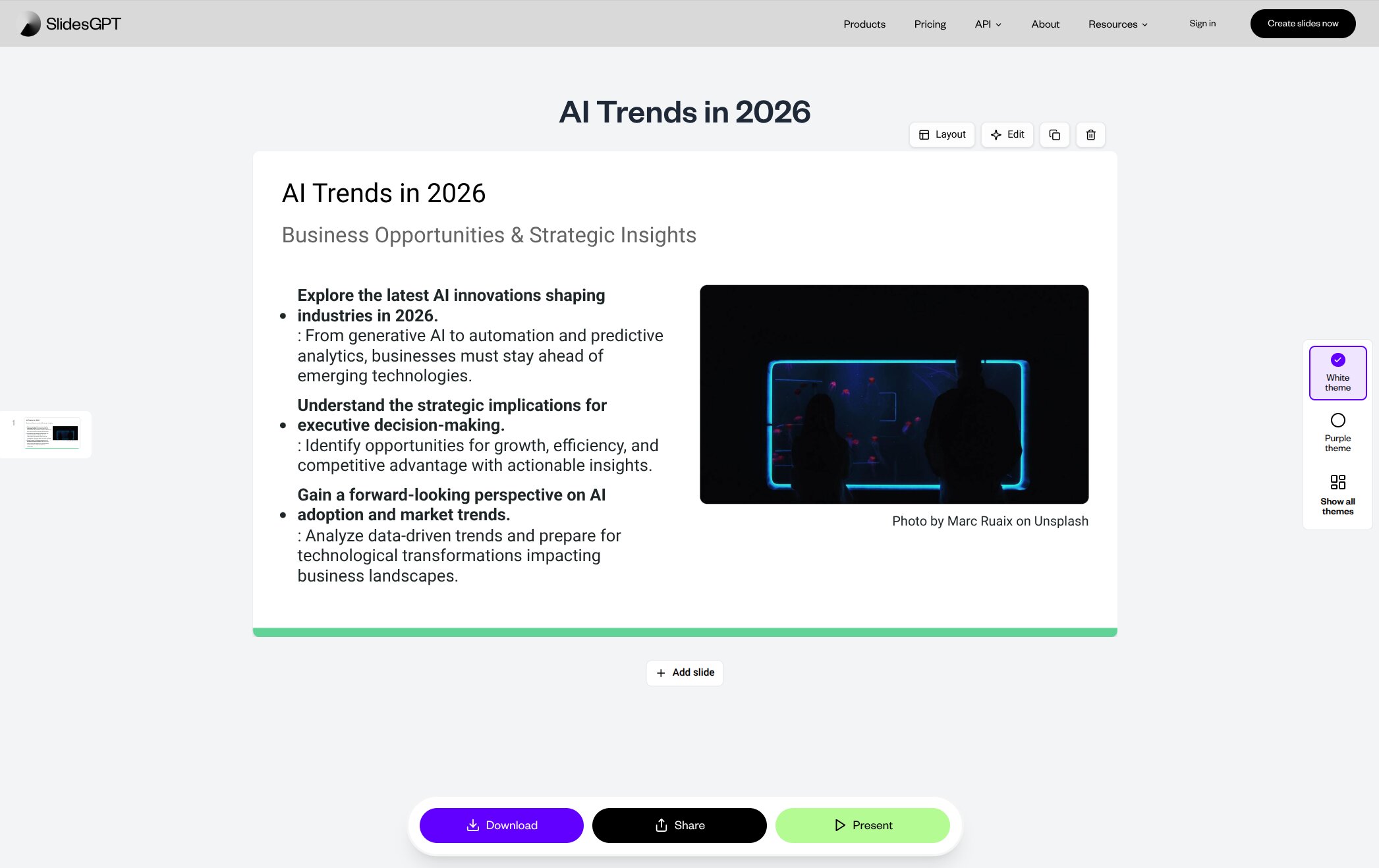 GPT Storeのプレゼンテーションビルダーの最終出力を表示するSlidesGPTウェブサイト。AI Trends in 2026というタイトルとBusiness Opportunities and Strategic Insightsというサブタイトルの1枚のスライドで、左列に3つの箇条書き、右列に光る画面の前の2人のUnsplashストック写真、下部にDownload・Share・Presentボタン